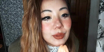 Mom Lian masturbates in pantyhose