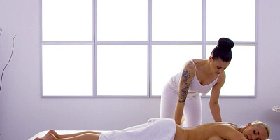 Lez MILF masseuse scissoring oiled ink clients muff