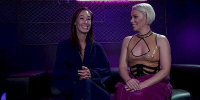 MILF in latex rode face to lesbian