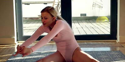 Chick stars thinking about sex during workout
