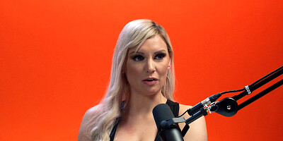 Kenzie Taylor is using the vibrating toy until she cums