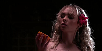 Horny Lilly Bell Gets Juice From Her Fruit And Her Pussy With Masturbating Food Play