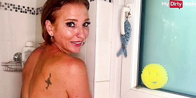 Wench's shower blowjob smut