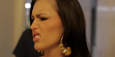 Jenna Presley Gets Pounded by Moving Guy's Thundercock!