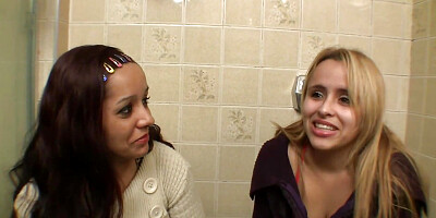 Kissing - Priscilla and Loira Nova