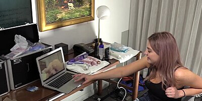 Kinky coed Serena toys before 3way banging and facial