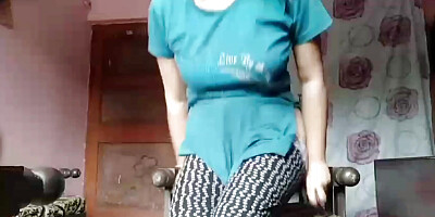 Desi bhabhi apni fuddi ko ragdte hue mja le rahi h