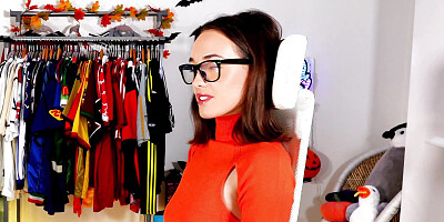 VELMA PLAYS WITH HER PUSSY WATCHING SCOOBY DOO PORN