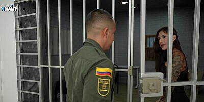 Colombian exhibitionist fucks police officer to escape from jail