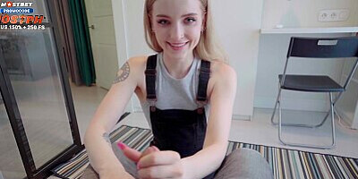 The courier mixed up the order, she solved the problem by taking off her panties / Dolly Rud