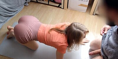 I seduced my roommate while doing yoga. He fuck with me in my yoga pants