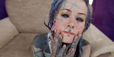 Boys hump inked Swiss chick Anuskatzz in her broken booty