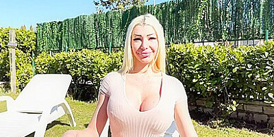 Jennifer, 25, a blonde bombshell with dreamy curves!