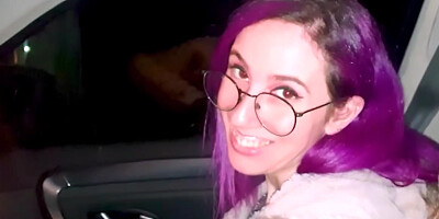 Cette nympho me choppe la bite dans la voiture