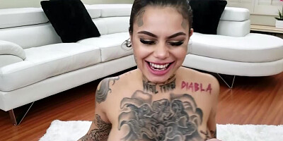 Cameraguy receives a blowjob by the Latina with a tattooed body