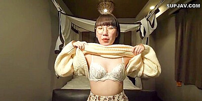 She Looks Like A Serious Eyeglasses With Little Experience, But She Actually Likes Blowjobs. With A Slow And Slow Mouth Pussy, Its On The Verge Of Pulling Out A Second Satsfera! A Serious Womans Abalone Pussy Makes An Old Mans Cock Die From Above