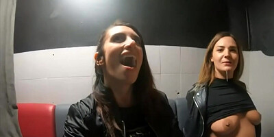 Ava et glory sucent au sexe shop