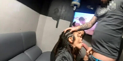 Ava et glory sucent au sexe shop