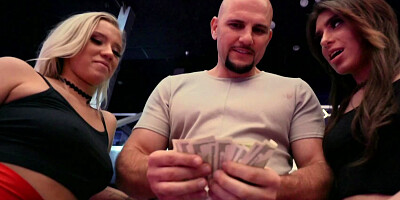 Bald stud relaxes in nightclub with two college sluts