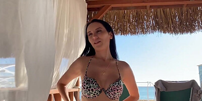 Belle brune suce son mec a la plage