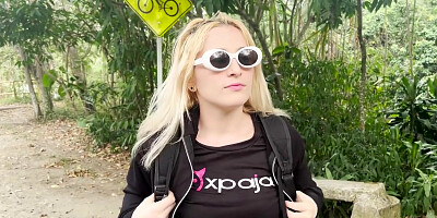 Hermosa Rubia Perdida Es Llevada A Casa De Extrano