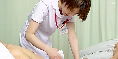 美人ナースは使命感に駆られたのか優しく手を添えてくれ405