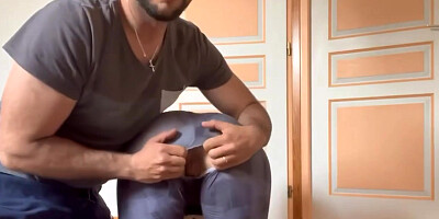 Il dechire mon legging et baise ma chatte mouillée