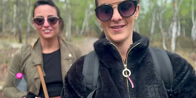 Deux nanas se lâchent en pleine randonnée