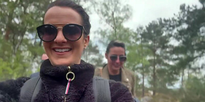 Deux nanas se lâchent en pleine randonnée