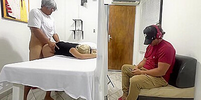 Marido Espera Al Lado Mientras A Su Hermosa Esposa Le Estan Haciendo Masajes Eroticos En Su Cuerpo Por Un Pervertido Que Se Hace Pasar Por Medico Fisioterapeutas 21 Min