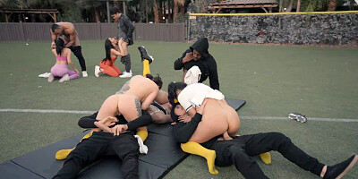 Horny babes and dudes are having an orgy at the tennis court