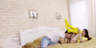 Bitch in yellow stockings fools around with stepbrother