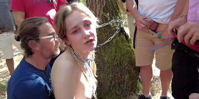 Attachée à un arbre je leur sert de vide couilles