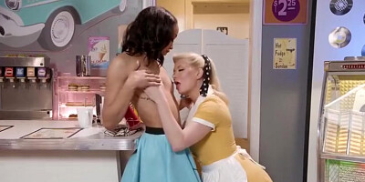 Ebony Lesbian Ass Licking Cafe Attendant - Bella Bends And Alexis Tae