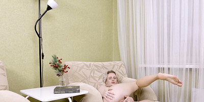 Naked blonde chick Hanna Rey masturbates on the couch