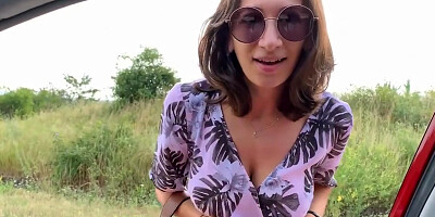 Une autostopeuse à gros seins suce en voiture