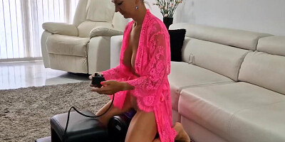 Ma femme jouie assise sur la fuck machine