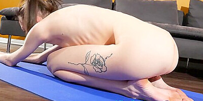 Skinny Teen 18+ Aria Haze Shows Yoga Flexibility