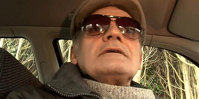 Trio avec un vieux chauffeur de taxi