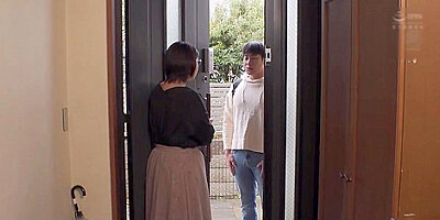 地味なムッチリ美熟女の大胆水着誘惑 彼女のお母さんがビキニに着替えてて【W2492107】