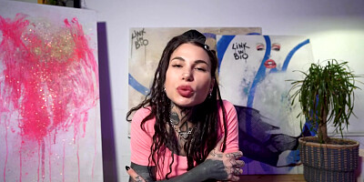 Marta Make In Hands And Erotic Art