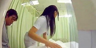 I touched her breasts in the toilet, spread her legs and fingers violently, and made her squirt.