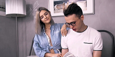 Hungry for sex teen broke bad giving blowjob and vagina to geek