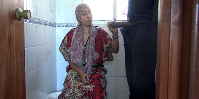 Kurdish Turkish Milf Sucks Her First Big Black Cock During Her Lunch Break