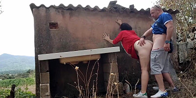 Sa jolie femme s occupe bien de lui