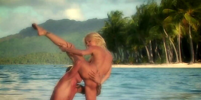 Man fools around with blonde's mouth and cunt in the ocean