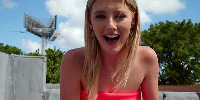 Guy helps the old friend and she pays him back by outdoor fuck