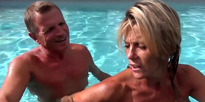 Sandra prend son pied dans la piscine