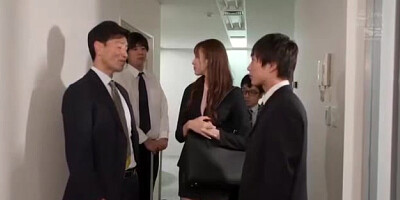 05445,A woman who screams in agony