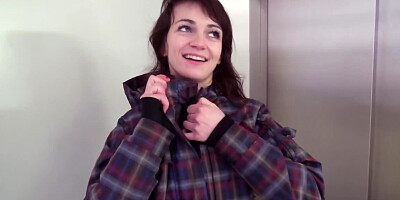 Brunette amateur cutie sucking a mean pecker in the car